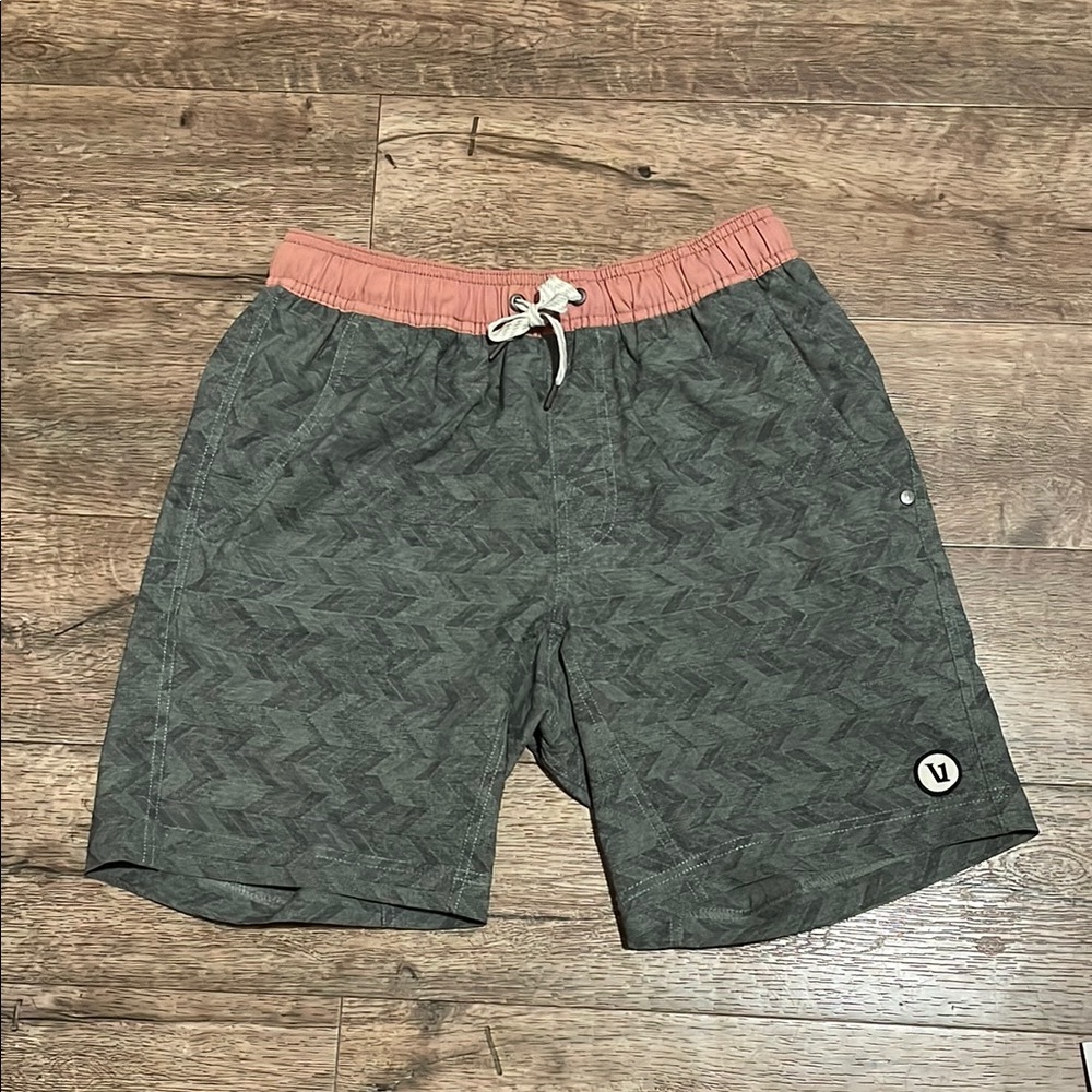 Vuori kore lined short men’s small grey pattered with clay elastic 7inch inseam